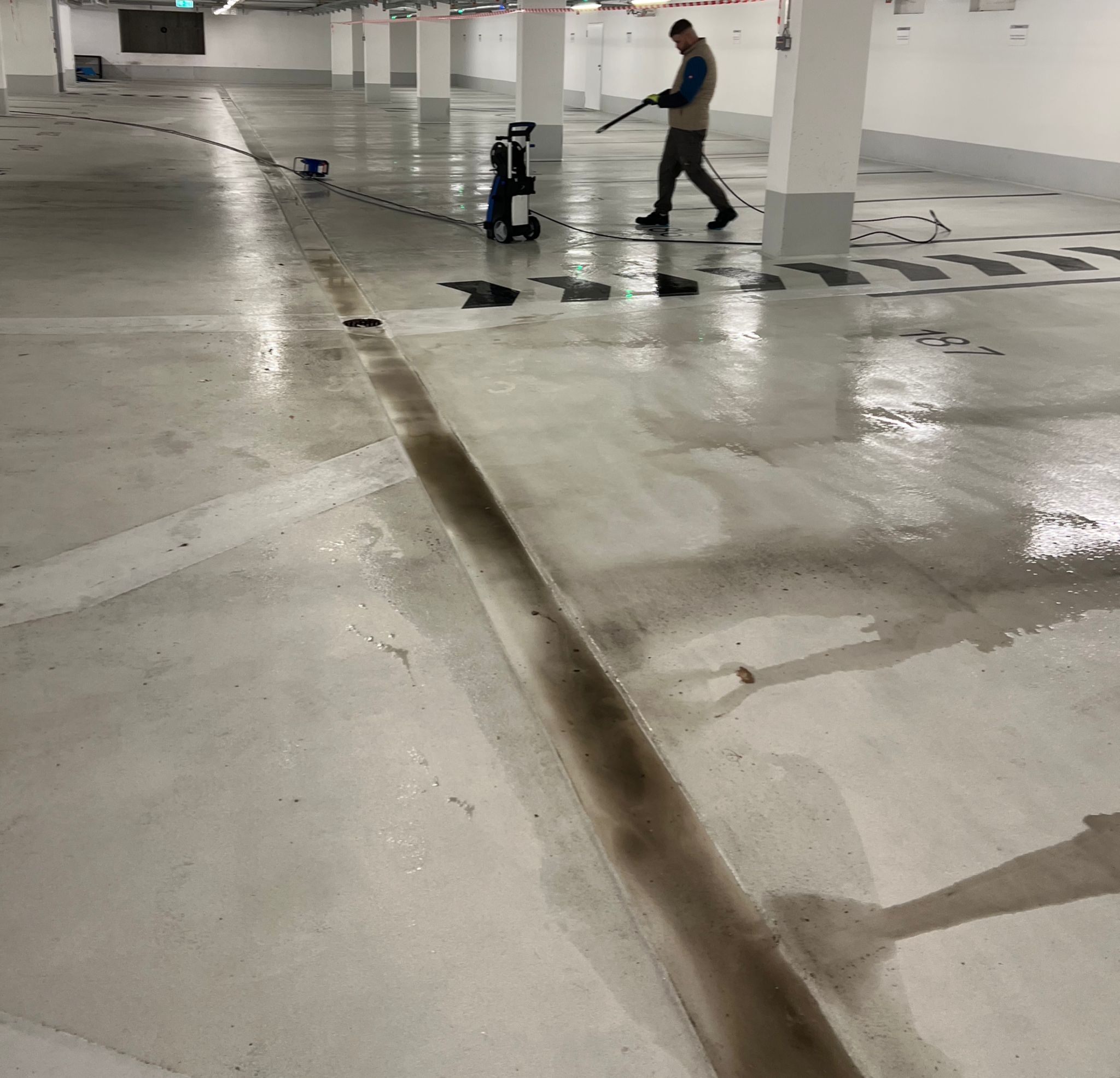 Elitex reinigt eine Tiefgarage