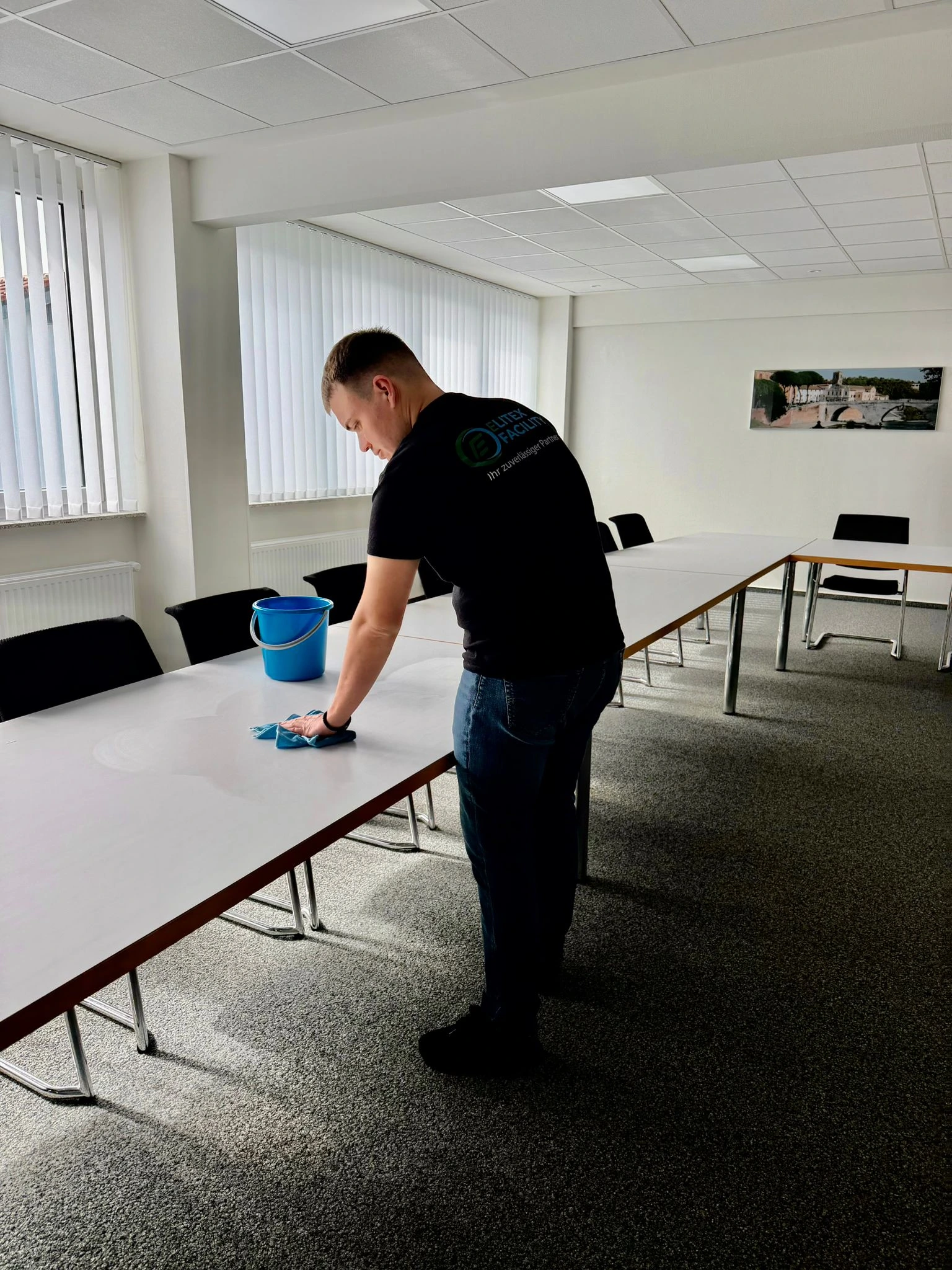 Elitex Mitarbeiter reinigt ein Büro in München