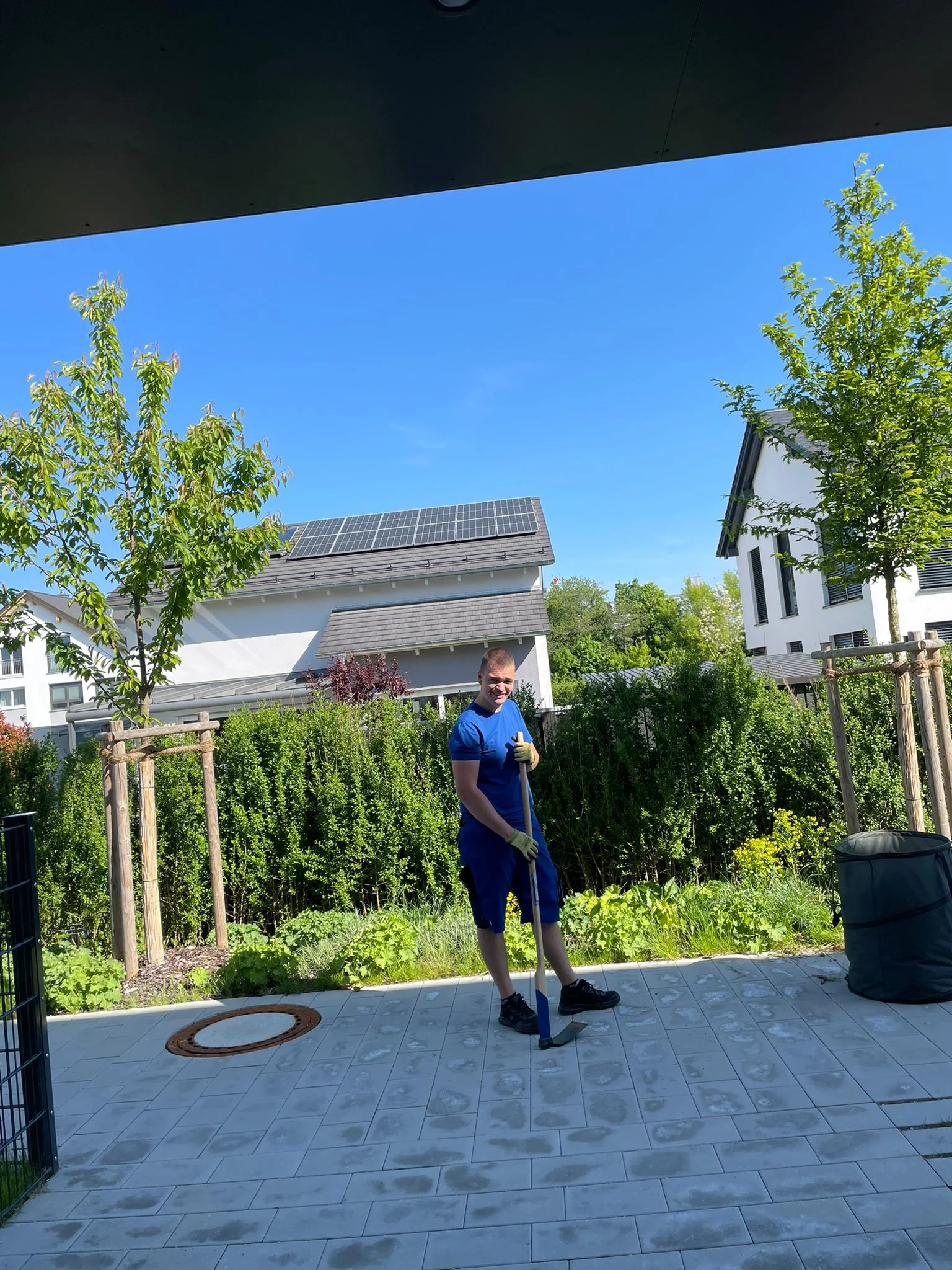 Unkrautentfernung zwischen den Gehwegflächen