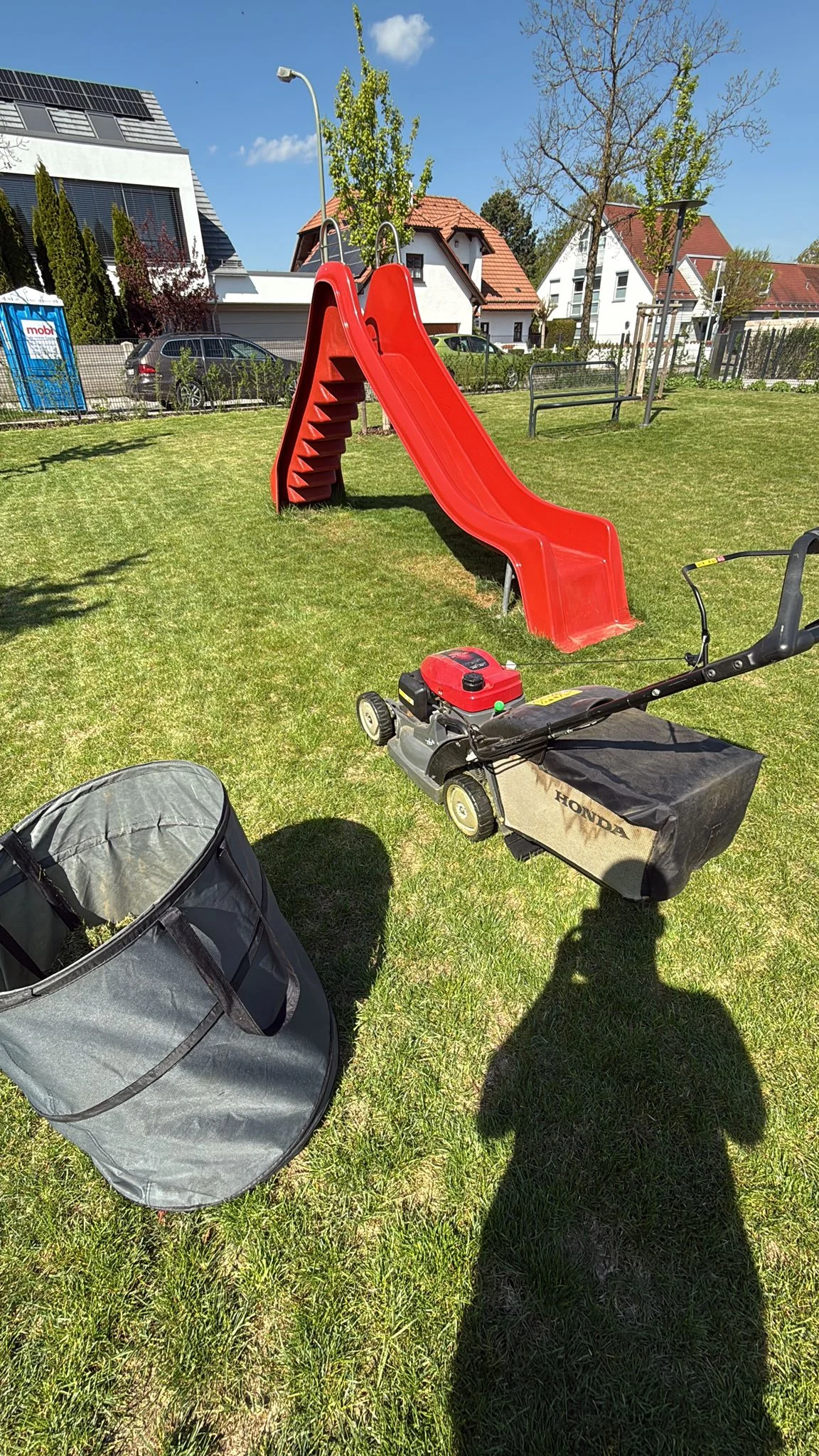 Spielplatzpflege mit Rasenmäher