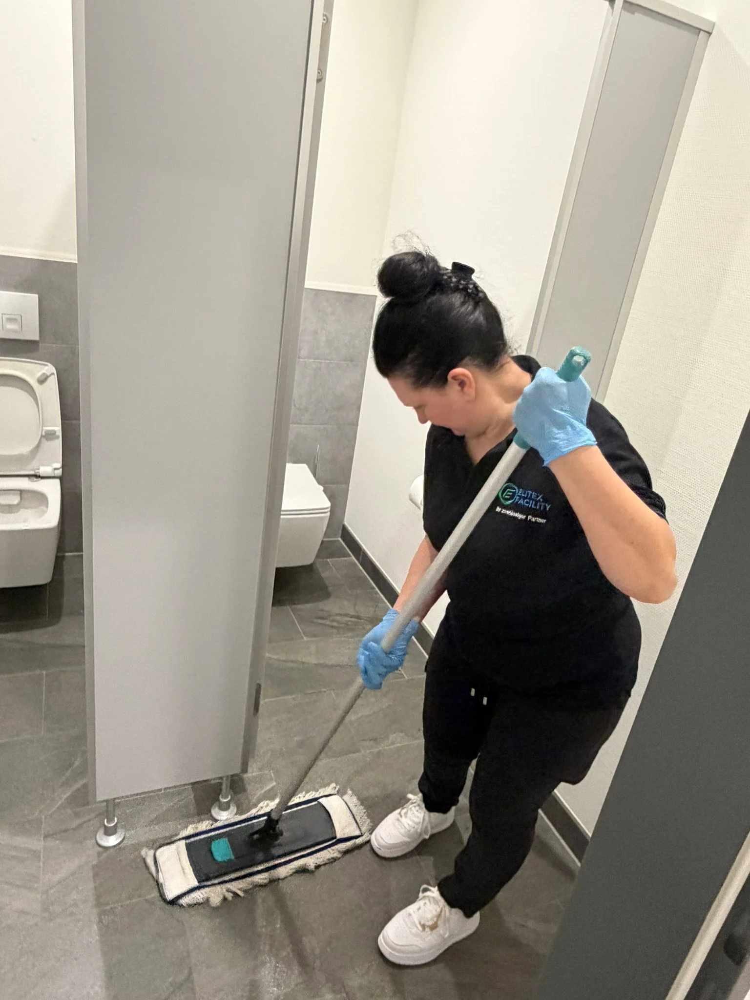 Toilettenreinigung im Rahmen einer Unterhaltsreinigung