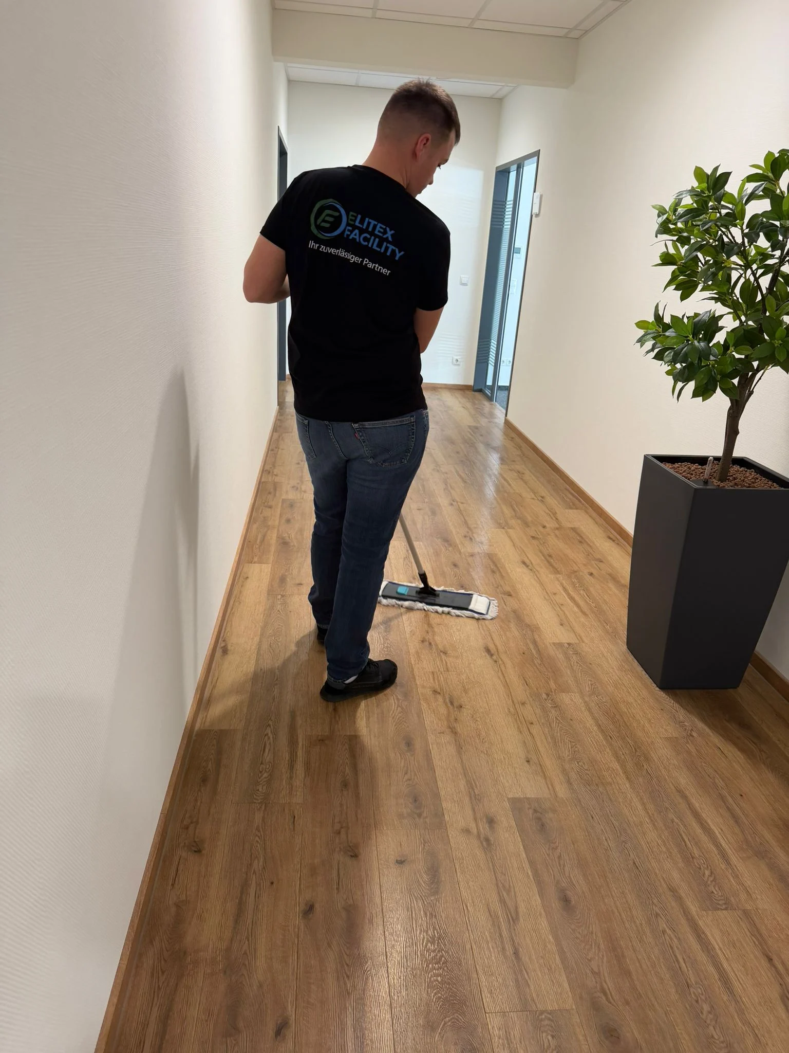 Wöchentliche Treppenhausreinigung eines Elitex Mitarbeiters