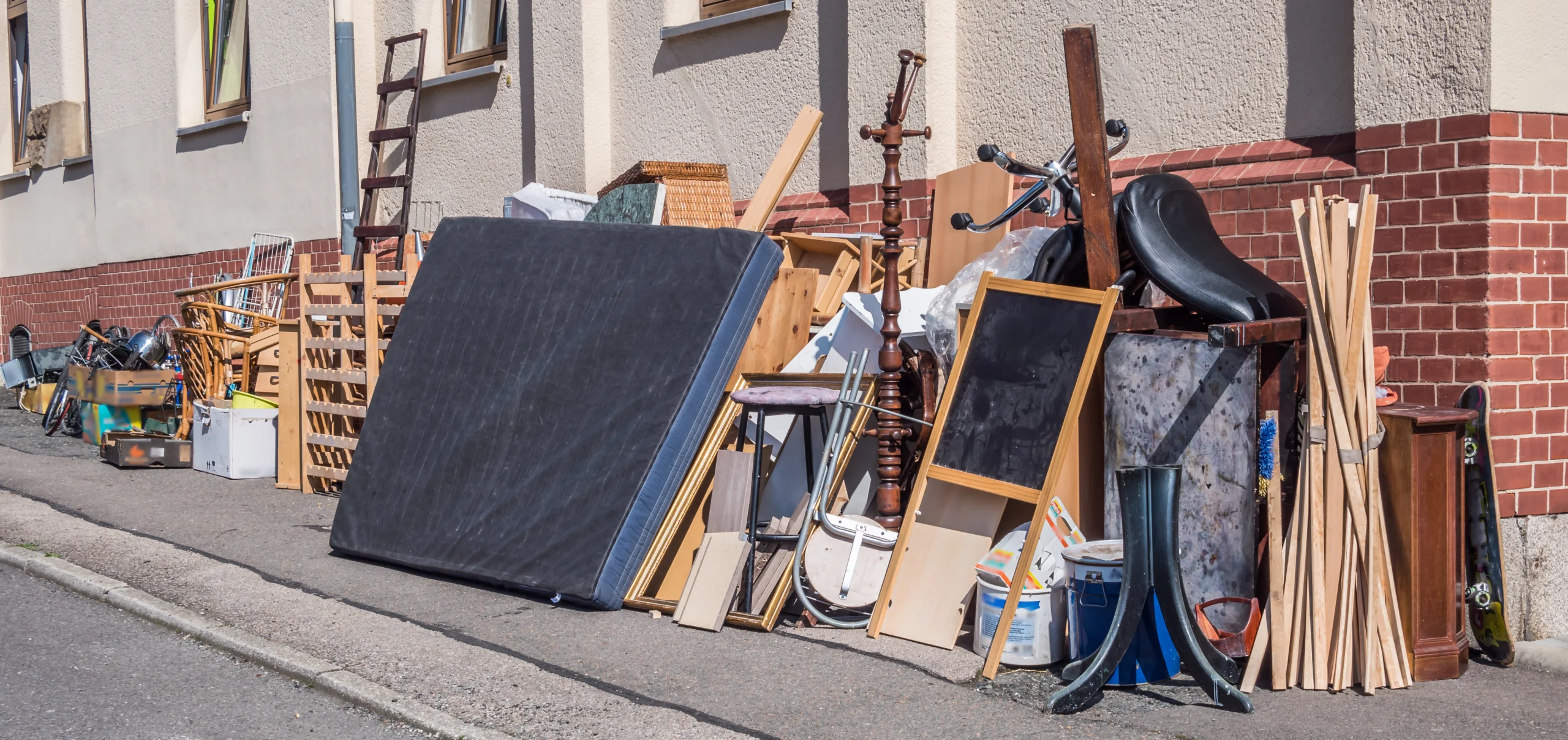 Möbel stehen vor der Straße durch eine Wohnungsauflösung durch Elitex