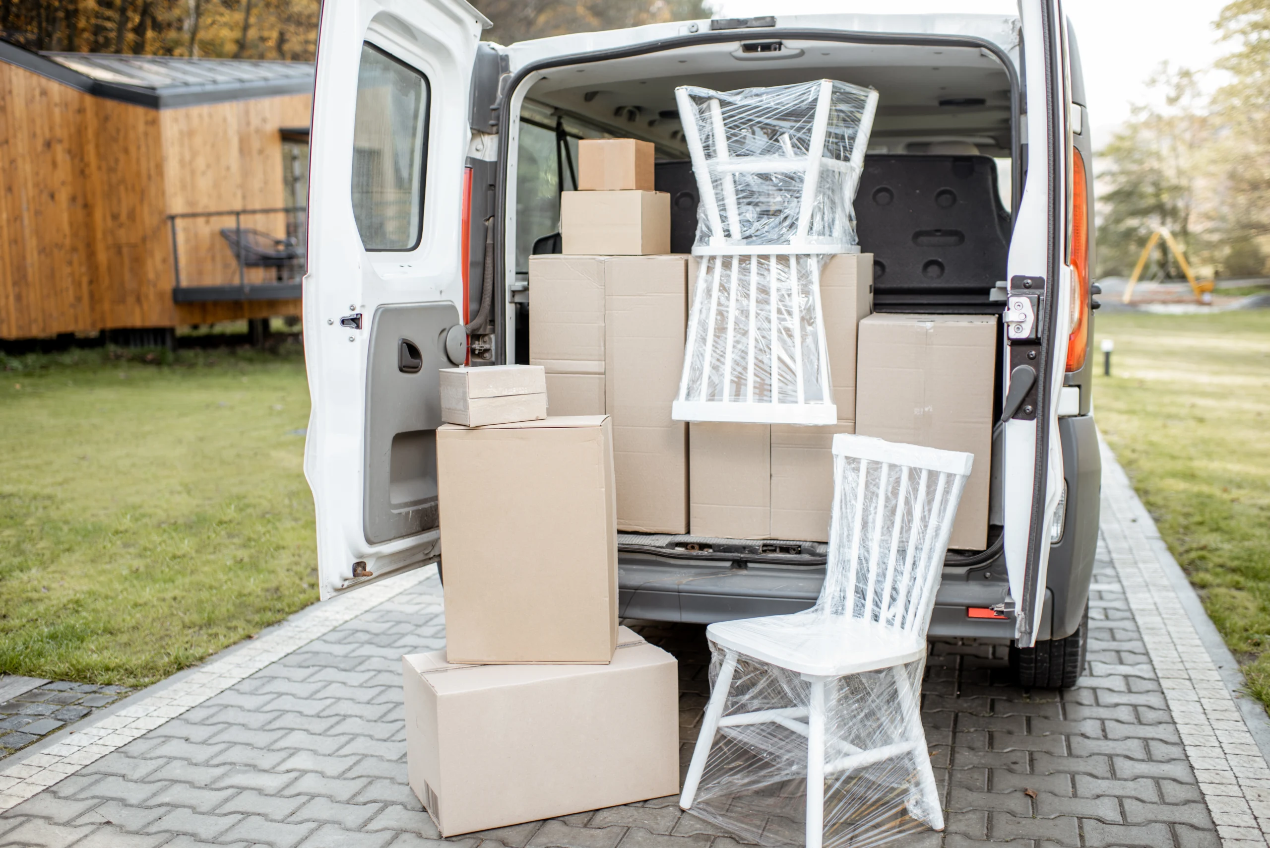 Elitex Umzugsauto fährt die Umzugsachen zur neuen Wohnung